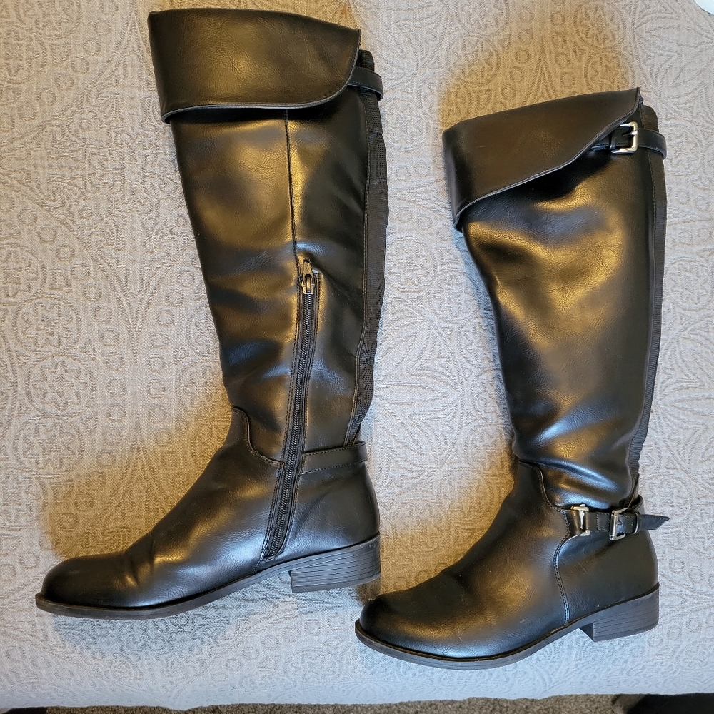 Woman's size 8 black riding fashion boots.